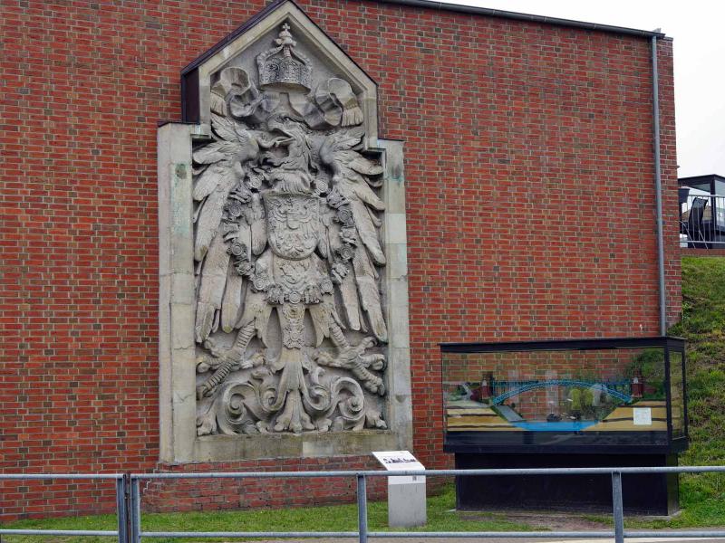 Reliefplatte an der Schleuse Kiel-Wiek Obernkirchener Sandstein®